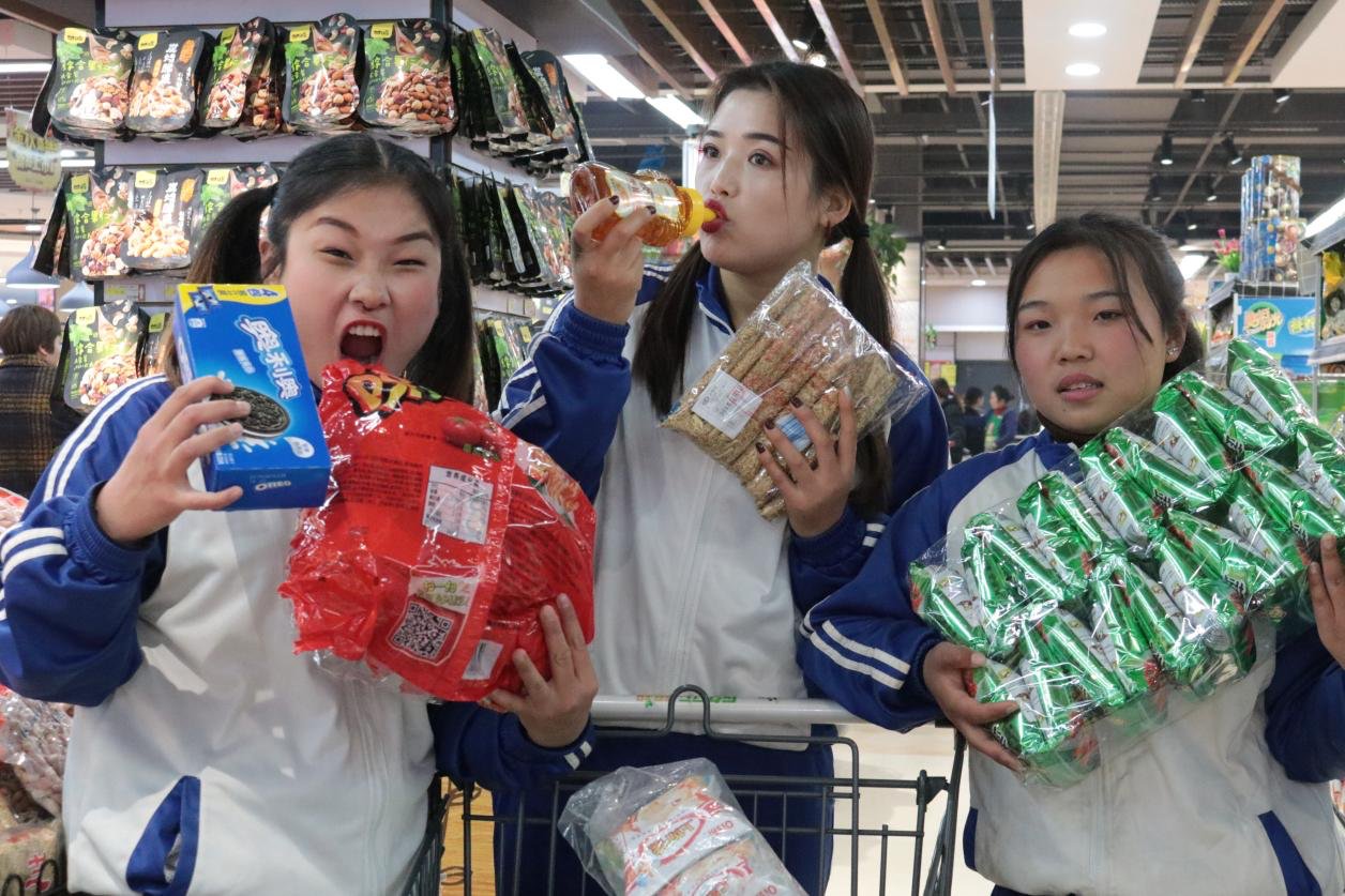 “高二高三的隔空对话”这话题上热搜,高中时代令你最难忘的事是什么?