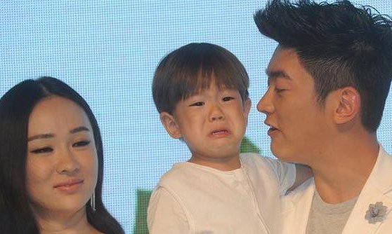 杜江霍思燕观看儿子演出,7岁嗯哼参与歌词创作,其表现力如何?