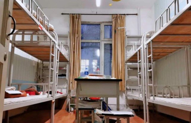 河南一女生睡醒后发现宿舍只剩自己,大家回家的心有多焦急?