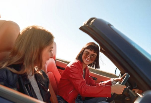 两女孩子开车是什么场景的描写？