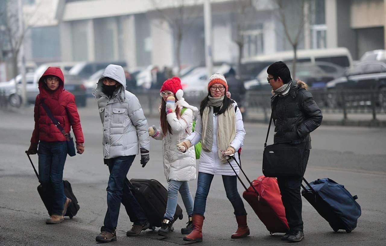 河南一女生睡醒后发现宿舍只剩自己,大家回家的心有多焦急?