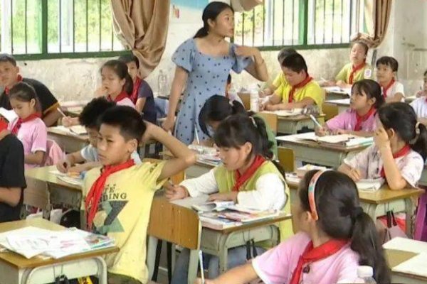 狮子抢球怎么画二年级