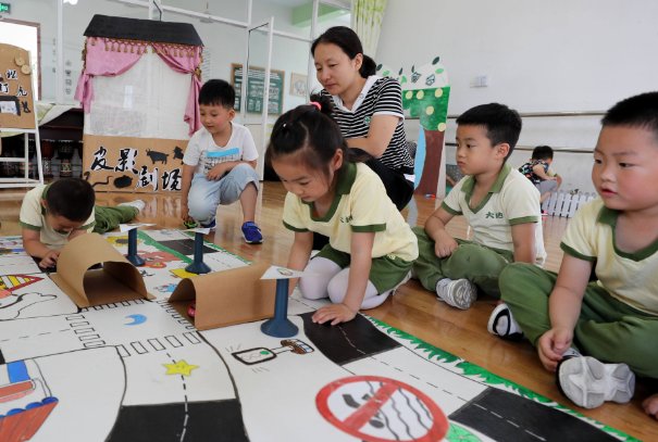 幼儿园男孩扶女孩睡觉，具体有何细节？