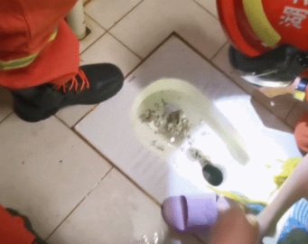合肥一岁宝宝嫌脚脏在便池内清洗脚卡便池内,现场救援情况怎样?