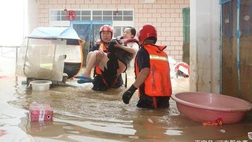 河南一男子洪水退去后回家，打开门瞬间心中发酸，他看到了怎样的一幕