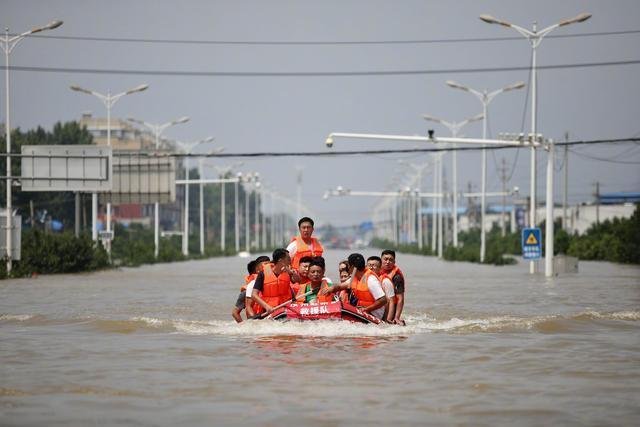 河南一男子洪水退去后回家，打开门瞬间心中发酸，他看到了怎样的一幕