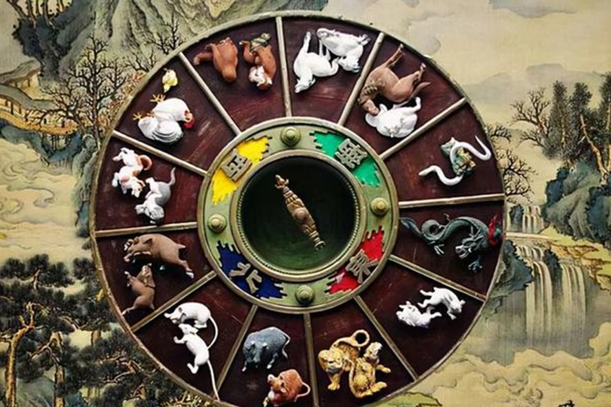 秀水之中有鱼虾,三两小鸟枝头戏是什么生肖