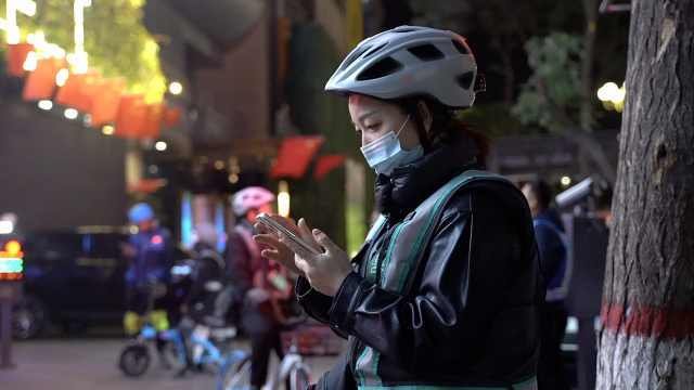 兰州女代驾因与客人前女友是老乡被骂哭，做代驾究竟有多辛苦？