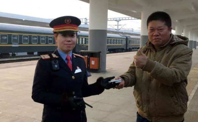 高铁车长捡到价值百万的黄金，之后车长的行为是什么？