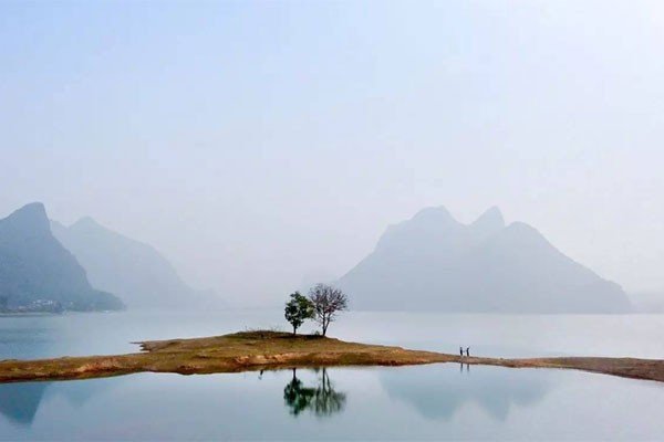 虎头马尾穿个衣服打一成语