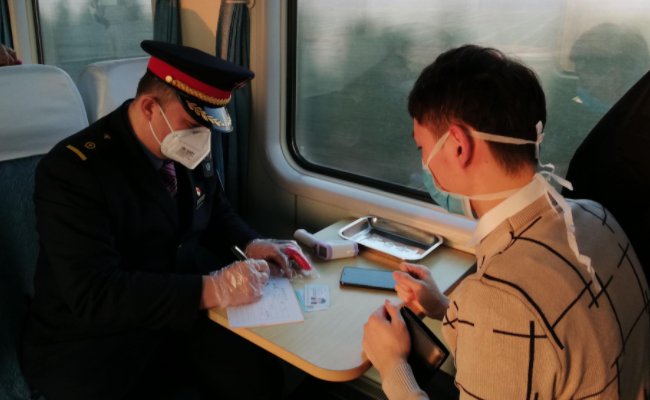 高铁车长捡到价值百万的黄金，之后车长的行为是什么？