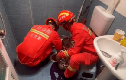 合肥一岁宝宝嫌脚脏在便池内清洗脚卡便池内,现场救援情况怎样?