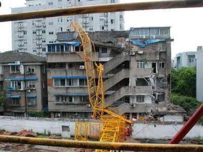 商家称长沙倒塌建筑使用不足10年,究竟什么原因导致了倒塌事件的发生?