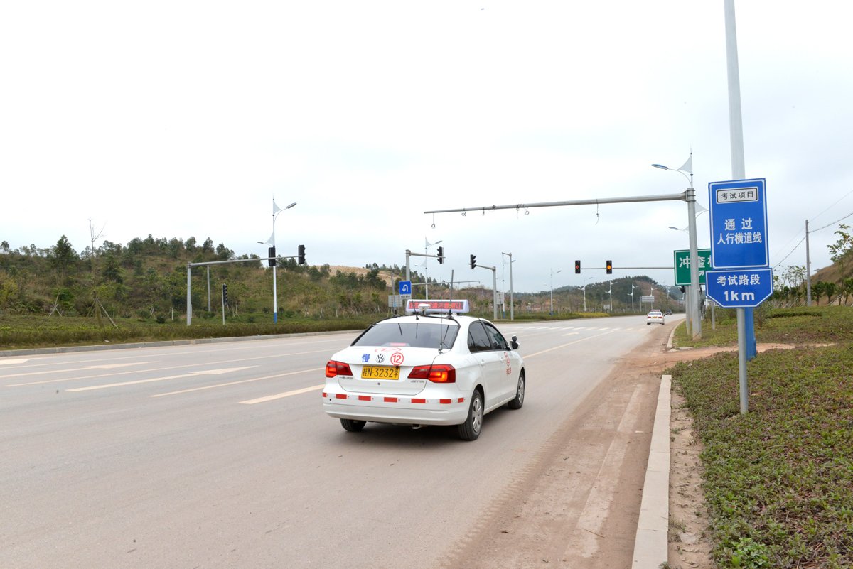 路遇前方车考科目三,大车司机开双闪减速为其挡车,你如何看待司机的举动?