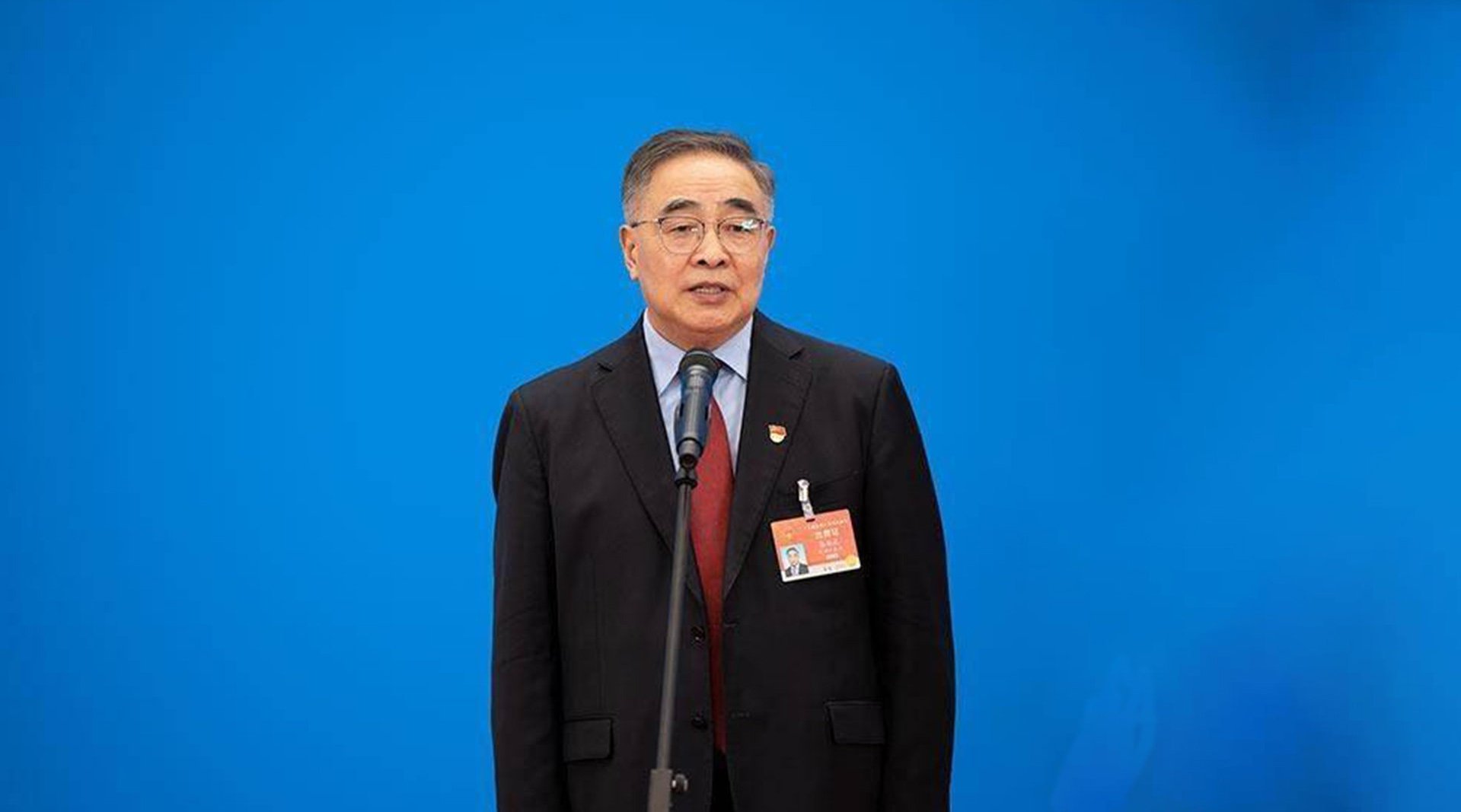 鸟巢里首次架起180米长大屏幕,其屏幕上出现了哪些英雄?