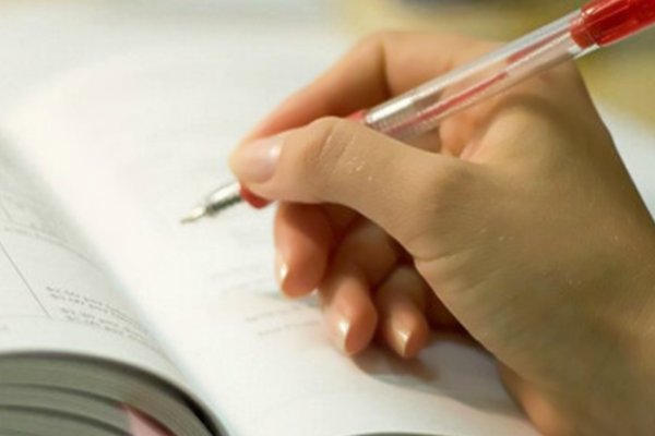 河南女孩换四次血仍不忘考试，你如何看待这位女孩的行为？