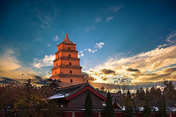 西安大雁塔灯光喷泉秀:，游客如织似贪吃蛇，人群密集游客们该注意什么？