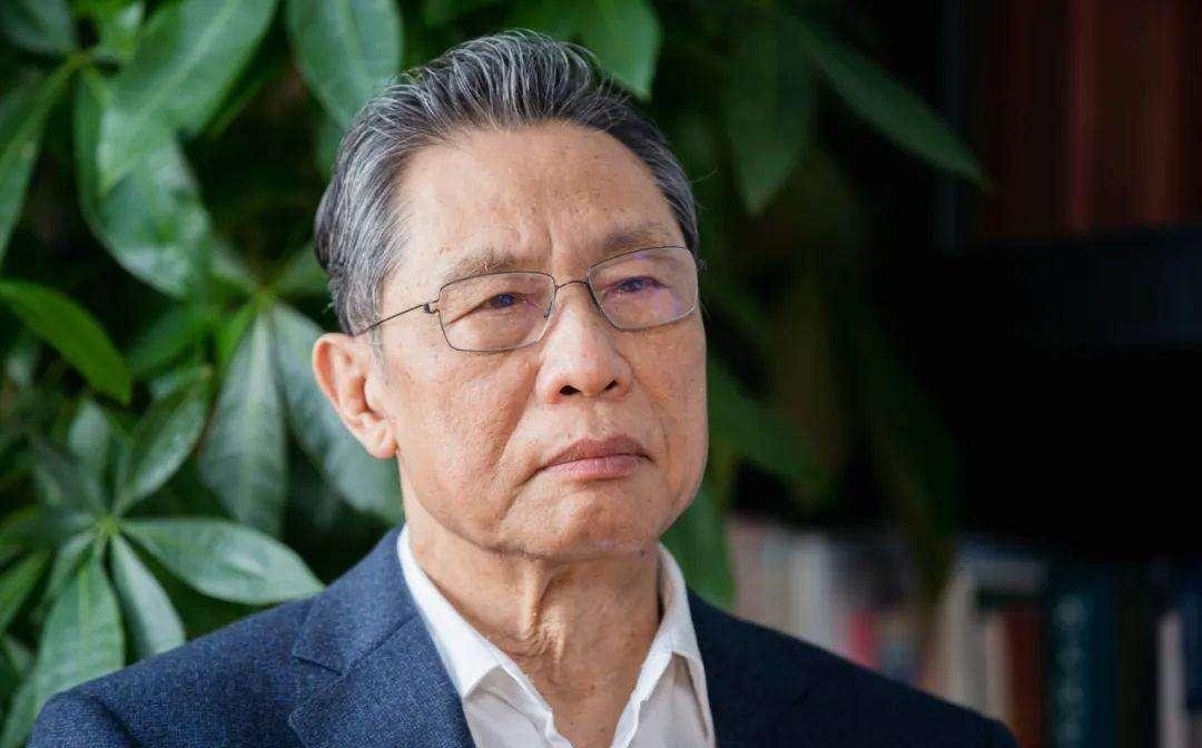 鸟巢里首次架起180米长大屏幕,其屏幕上出现了哪些英雄?