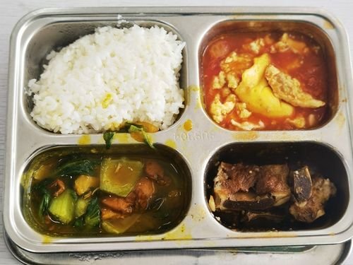 广西柳州一学校六菜一汤自助餐只需5.5元,你觉得这个价格实惠吗?