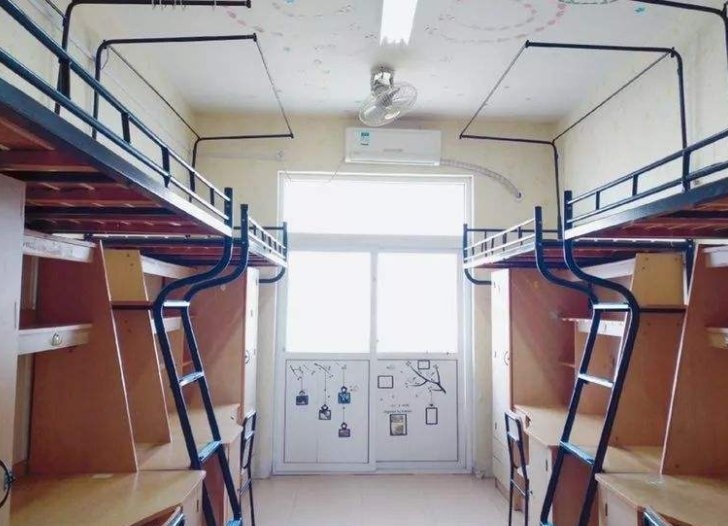 河南一女生睡醒后发现宿舍只剩自己,大家回家的心有多焦急?