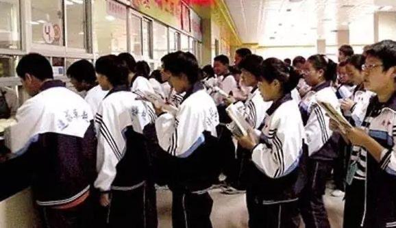 “高二高三的隔空对话”这话题上热搜,高中时代令你最难忘的事是什么?