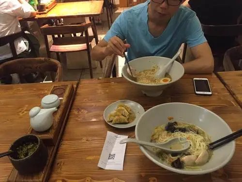 上海阿姨吃面吃到继承面馆当老板，阿姨为何能被这家店的面所征服？