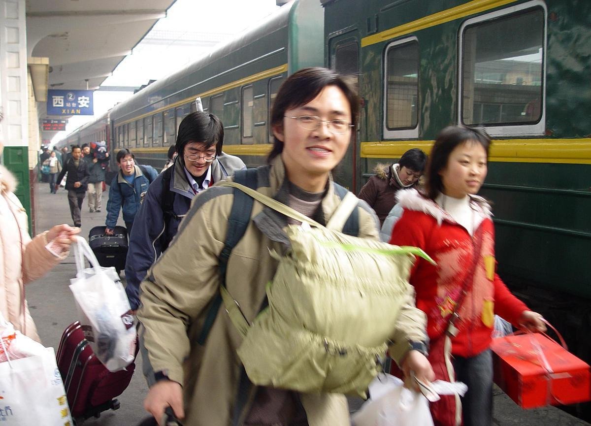 河南一女生睡醒后发现宿舍只剩自己,大家回家的心有多焦急?