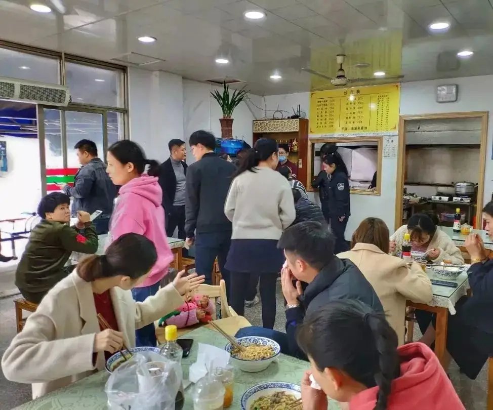 上海阿姨吃面吃到继承面馆当老板，阿姨为何能被这家店的面所征服？