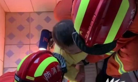 合肥一岁宝宝嫌脚脏在便池内清洗脚卡便池内,现场救援情况怎样?