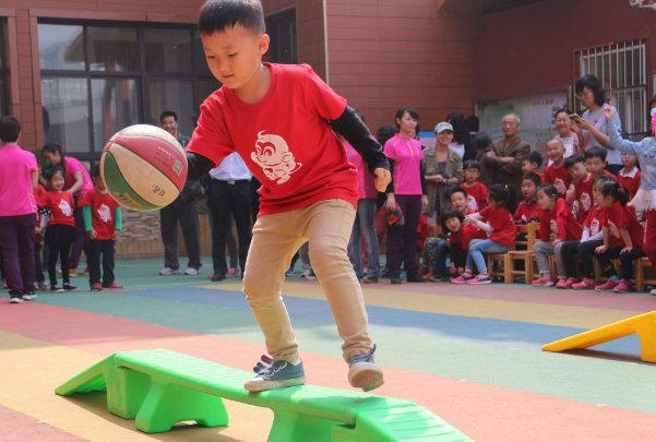 幼儿园男孩扶女孩睡觉，具体有何细节？