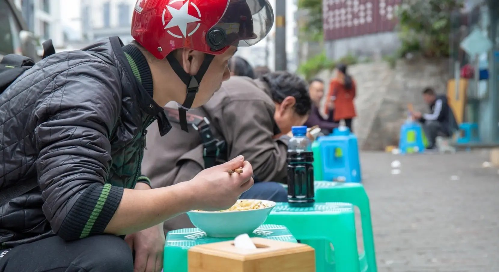 上海阿姨吃面吃到继承面馆当老板，阿姨为何能被这家店的面所征服？