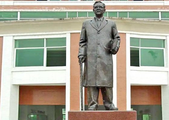 现代爱国英雄人物事迹