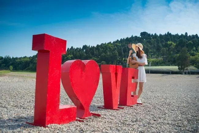 代表建议在各级工会设置婚恋委员解决单身问题,具体该如何推行这一建议?